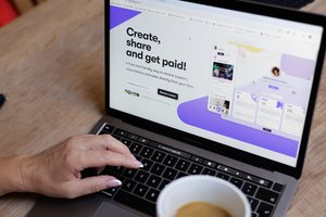 Paaiškėjo, kas planuoja įsigyti į skandalą įsivėlusios „Contribee“ akcijas