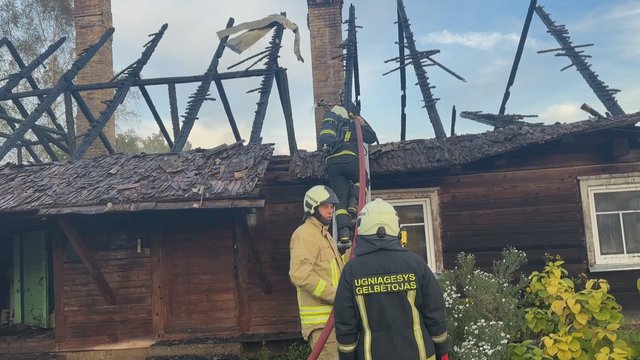 Vaizdai iš gaisro Širvintų r.: liepsnos pasiglemžė du žmonės