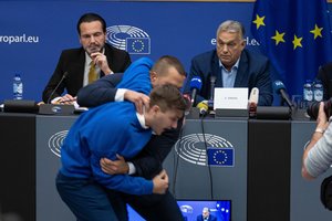Sumaištis Europos Parlamente: V. Orbano kalba sukėlė kolegų įsiūtį, apsauga tramdė pratrūkusį aktyvistą