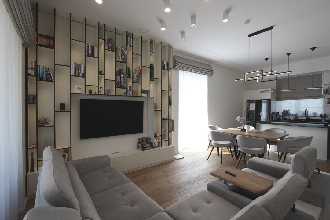 A young couple was not afraid of black walls, carpet and curtains in their new home in Mažeši Gulbinai