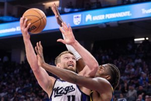 Tik vieną rungtynių pusių žaidęs D. Sabonis ir „Kings“ neatsilaikė prieš įspūdingai tritaškius svaidžiusius „Warriors“