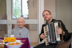 Seniausiai krekenavietei 103-ojo gimtadienio proga armonika užgrojo pats klebonas