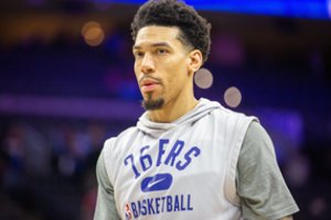 Triskart NBA čempionas kabina krepšinio batelius ant vinies