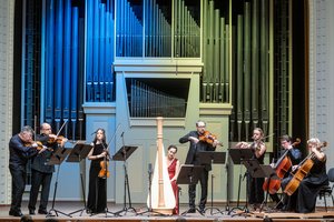 Filharmonijos klausytojus pakerėjo Lietuvos stygininkų ir Florence Sitruk arfos muzika