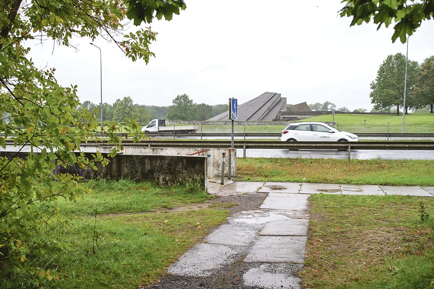 Kauno IX forto muziejų, esantį prie magistralės Vilnius–Klaipėda, patogiausia pasiekti po keliu įrengta požemine perėja, tačiau šis tunelis – apleistas.<br>R.Vilkelio nuotr.