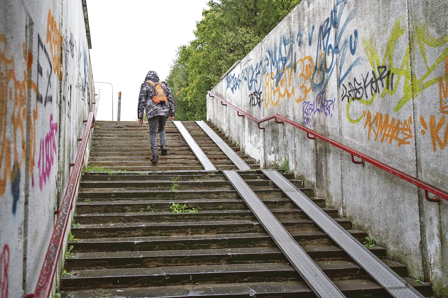 Požeminėje perėjoje tamsu, nejauku, perėjos sienos aprašinėtos, joje mėtosi šiukšlės.<br>R.Vilkelio nuotr.
