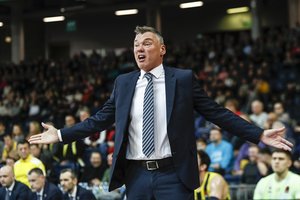 Karštas Stambulo derbis: vos į muštynes nevirtęs konfliktas, išbarstyta persvara ir Šaro pergalė