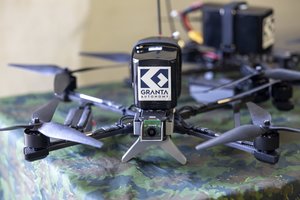 Pirmieji lietuviški FPV dronai pasiekė Lietuvos kariuomenės sandėlius: visų pirma bus siekiama atliepti Ukrainos poreikius