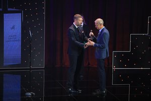 S. Kairys „Auksinę krivūlę“ už kultūros puoselėjimą įteikė Varėnai