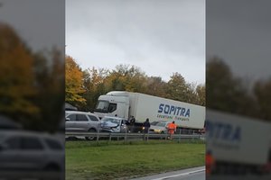 Masinė avarija Vilniuje: nukentėjo moteris, nusidriekė spūstys