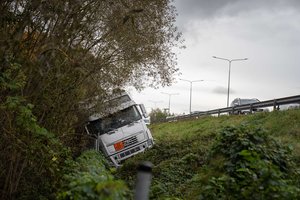 Po eismo įvykio automagistralėje Vilnius–Kaunas vairuotojas daugiau kaip savaitę gyvena vilkiko kabinoje: „Kvaila situacija“