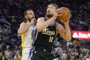 D. Sabonis įgrūdo galingą dėjimą ir užfiksavo dvigubą dublį, bet „Kings“ krito prieš „Warriors“