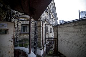 Teismo kirtis Kalėjimų tarnybai: reikalauti pinigų iš pareigūnų neturėjo teisės 