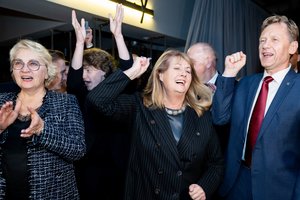 Socialdemokratai švenčia – priimtas sprendimas dėl koalicijos ir šokiai pagal M. Mikutavičiaus dainą