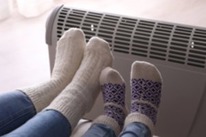 Artėjant šalčiams žmonės masiškai šluoja šildytuvus: prekių gali ir pritrūkti