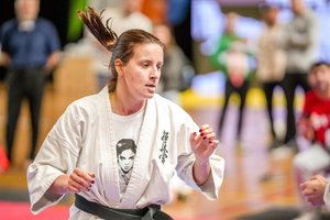 Labdaringame kiokušin karate turnyre – įvairaus amžiaus sportininkų pergalės, skiriamos mažiesiems pacientams