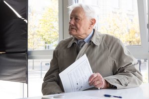 Rinkimų rezultatus įvertinęs V. Adamkus pasiuntė žinutę ir G. Nausėdai: prezidentas absoliučiai neturi kištis 