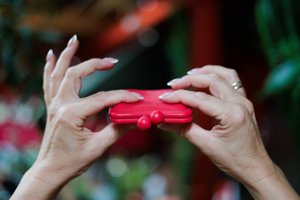 Internetu nusprendusi parduoti rankinę, Toma susidūrė su neeiline situacija: nesąžininga pirkėja dėl to neprarado nė cento