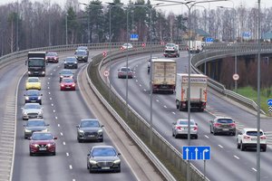 Blėsta optimizmas dėl elektromobilių: krinta pardavimai, grįžtama prie vidaus degimo variklių – skelbia, ko tikėtis toliau