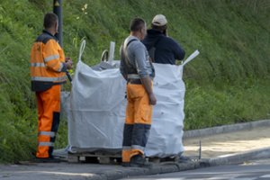 Darbuotojų gali laukti didelės naujienos: už šią valandą darbdavius nori įpareigoti sumokėti kaip už viršvalandžius