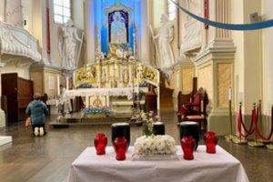 Kūdikio netekties dieną gedintys tėvai rinkosi į Šiluvą: palydėti visi per anksti išėję mažyliai