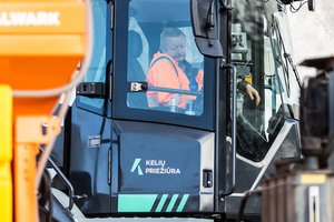 Artėjant žiemai kelininkai skelbia, kas keisis: kai kuriuose keliuose nebus barstomas smėlio ir druskos mišinys