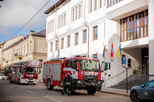 Suveikus priešgaisrinei signalizacijai evakavosi Socialinės apsaugos ir darbo ministerija – ugniagesiai gaisro nerado