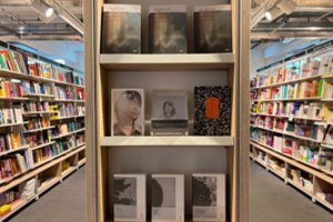 Vos per kelias dienas Pietų Korėjoje parduota daugiau kaip milijonas šių metų Nobelio literatūros premijos laureatės Han Kang knygų