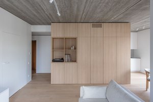 Butas madingoje Manufaktūrų gatvėje: medis, betonas ir balta spalva