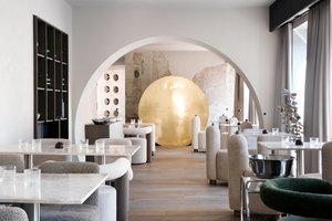 Neeilinio restorano Kaune interjero mintį padiktavo skylė sienoje