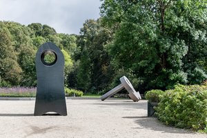 „Karpis ir Drakonas“ – Mindaugo Navako parodoje civilizacijų konfliktai įkūnyti porceliane