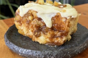 Interneto žvaigždė dalinasi rudeniu kvepiančiu desertu: cinamoninės bandelės su obuoliais