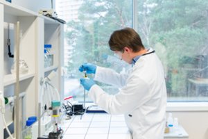 Detalės tarnaus iki 20 kartų ilgiau: lietuvių patentuota technologija žada proveržį automobilių, gynybos ir aviacijos pramonėje