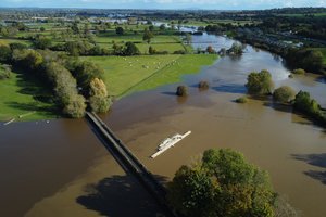 Dalį Anglijos skandino potvyniai: mėnesio kritulių norma – vos per dieną, keliai tapo nepravažiuojami