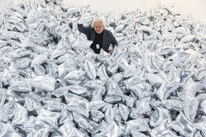 Originalus būdas pabėgti nuo visų problemų – pašėlti vyno pakuočių jūroje