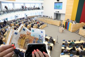 Parlamentarai džiūgauja kone dvigubai kilsiančiu atlyginimu: už 2,2 tūkst. eurų į rankas negalima nei turėti paskolų, nei išlaikyti šeimos