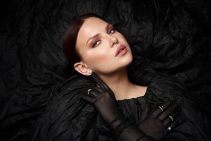 Jazzu pristato naują kūrinį ir vaizdo klipą „Razor Blade“: drąsus žingsnis į gilesnius emocinius vandenis