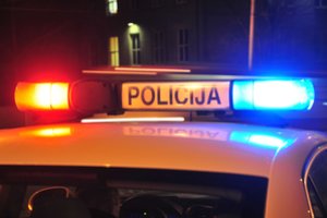 Arši moteris Radviliškio r. užblokavo kelią mikroautobusui ir įlipusi į vidų sumušė keleivę