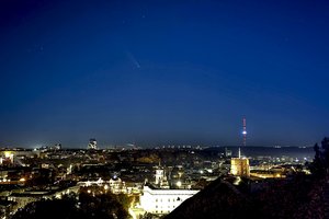 Kviečiame pasigrožėti: štai kaip Lietuvos padangę puošia ypatinga kometa