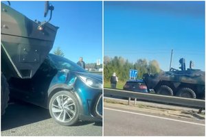 Prie Kauno susidūrė į pratybas važiavęs Lenkijos kariškių šarvuotis ir lengvasis automobilis
