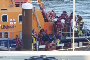 Per parą iš Prancūzijos į Jungtinę Karalystę atplaukė daugiau nei 600 neteisėtų migrantų