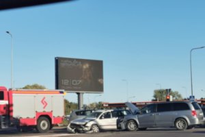 Kauno pakraštyje susidarė spūstys: susidūrė du automobiliai, juos vairavę senoliai išvežti į klinikas