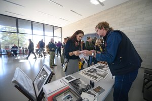 „Fotografijos savaitgalis“ – šį sekmadienį dar galima pasiderėti bei įsigyti darbų iš autorių