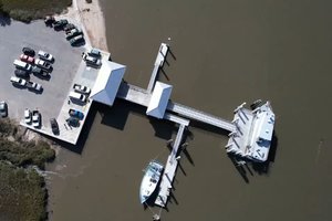 JAV Džordžijos valstijoje įgriuvus kelto prieplaukai galėjo žūti septyni žmonės