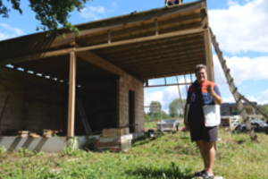 Merūnui sodyboje padeda ir sūnūs: „Nereikia vaikų saugoti nuo darbo – reikia juos mokyti“