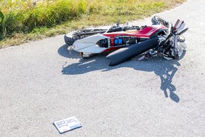 Teismas išnagrinėjo automobilio ir motociklo avariją: eismo įvykį sukėlė neatidus nukentėjusiojo motociklininko vairavimas