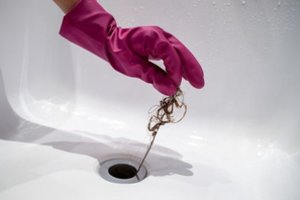 Tik ne actas ir soda: santechnikas pasakė, kuo valyti užsikimšusius vamzdžius vonios kambaryje