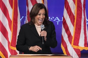 K. Harris sukanka 60 metų, bet ji mieliau kalba apie D. Trumpo amžių