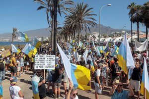 Tūkstančiai žmonių prisijungė prie protestų prieš masinį turizmą Kanarų salose