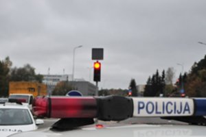 Utenos pareigūno vairuojamas automobilis perėjoje partrenkė 19-metę merginą